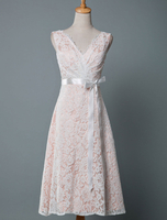 Robes de mariée en dentelle longueur au genou col en v sans manches une ligne taille naturelle dentelle robes de mariage