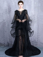 Robes de mariée gothiques dentelle A-ligne manches longues dentelle taille naturelle avec train robe de mariée noire
