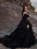 Robes de mariée gothiques en dentelle ligne a manches longues taille naturelle dentelle avec traîne robe de mariée