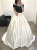 Robes de mariée noires Satin Une ligne de lépaule manches courtes robe de mariée avec train