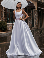 Robes de Mariée Simples à Col Carré sans Manches Coupe Cintrée Creusantes avec Dos Nu Bas Evasée Unicolore
