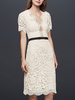 Robes de mariée simples col en V manches courtes longueur au genou Robe vintage Robe de mariage