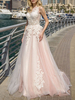 Robes de mariée une robe de mariée en tulle ligne illusion sans manches avec train de la cour