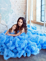 Robes de Soirée Cocktail Longues Femmes en Mousselines avec Epaules Nues sans Manches Coupe Cintrée en Paillettes Bas Evasée avec Volantes en Plumes à Traîne Bicolores