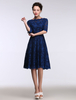 Robes mère de mariée 2021 Robe mère de mariés A-ligne en satin stretch Bleu Éclatant col bateau longueur genou
