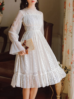 Robes patineuse avec col en dentelle Stand long plissé blanc manches évasées manches Robe ajustée et évasée