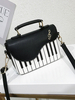 Sac carré motif piano deux tons