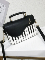 Sac carré motif piano deux tons