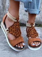 Sandales compensées pour femmes charmantes sandales à bout ouvert en éponge à imprimé léopard