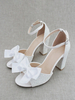 Sandales de mariée blanches à paillettes et bout ouvert avec nœuds et talons épais