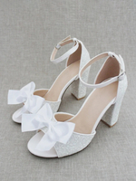 Sandales de mariée blanches à paillettes et bout ouvert avec nœuds et talons épais