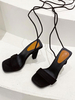 Sandales noires à lacets à talons épais et talons épais en micro daim avec bride à la cheville