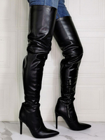 Sexy cuissardes bottes noires bout pointu talon haut sur les genoux