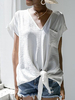 T-shirt à manches courtes en polyester blanc avec poches nouées à col en V noué pour femme