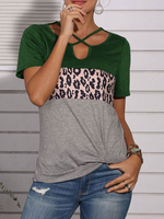 T-shirt à manches courtes en polyester vert imprimé léopard découpé à encolure en V pour femmes