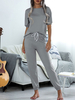 T-shirt gris à manches courtes à col rond pour femme avec pantalon