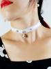 Tour de cou en dentelle blanche avec strass