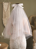 Voile de mariage ivoire à trois niveaux avec nœuds en maille à bords coupés Voile de mariée moyen classique