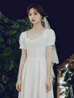 Voile de mariée blanc à deux niveaux avec des nœuds en tulle à bord coupé Voile de mariée classique